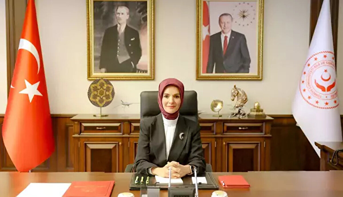 Bakan Göktaş Duyurdu: "3 Bin Yeni Alımımız Olacak"<br><br>TRT Haber'e konuk olan ve gündeme dair önemli değerlendirmelerde bulunan Bakan Mahinur Özdemir Göktaş, hizmet kalitesini artırmak adına personel kadrosunu genişleteceklerini belirtti.<br><br>Bakan Göktaş açıklamasında şu ifadelere yer verdi:<br><br>"Hizmetlerimizin kalitesini artırmak amacıyla 3 bin yeni alımımız olacak. Bugün de bu müjdeyi tüm kamuoyuyla paylaşmak istiyorum."