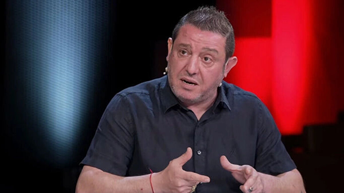 Beşiktaş tarihinin en kötü transferi<br><br>"Kırmızı karttan sonra maç başka bir hüviyete döndü. Beşiktaş, otobüs çekmek zorunda kaldı. Jurasek artık yok. Ben şahsen üzülüyorum. Beşiktaş tarihinin en kötü transferi. Bence artık 1 numaraya yazılacak biri halişne geldi. İlk 5'in içine rahat girdi. Attığı şut ne kadar kötüydü, ne kadar kötü bir tercihti. Abraham'ı görse orada belki maç 4-2 olacak ve maç bitecek. Tercihiyle belki galibiyeti engelledi."