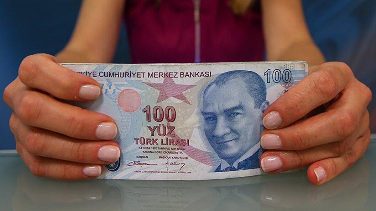 Geçen yılın formülü referans alınıyor<br><br>Geçtiğimiz yıl Merkez Bankası’nın yüzde 21’lik enflasyon hedefinin üzerine yaklaşık 9 puan eklenerek asgari ücret artışı yüzde 30 olarak belirlenmişti. Aynı hesaplama bu yıl da uygulandığında, yüzde 16’lık hedef enflasyonun üzerine benzer bir pay eklenmesiyle zam oranı yüzde 25 seviyesine denk geliyor. Eryılmaz, bu oranın en güçlü ihtimal olduğunu dile getirdi.