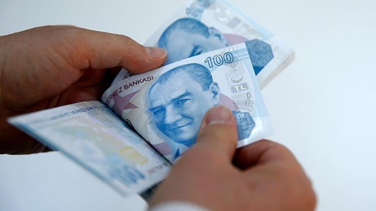 Asgari ücret zammı için geri sayım devam ederken, Türkiye’de kamuoyunun odağı 2026 yılında geçerli olacak rakama çevrildi. TGRT Haber yayınında değerlendirmelerde bulunan ekonomist Filiz Eryılmaz, ekonomi yönetiminin geçen yıl izlediği yaklaşımın bu yıl da sürdürüleceğini ifade etti. Buna göre ücret artışında gerçekleşen değil, beklenen enflasyon temel alınacak.