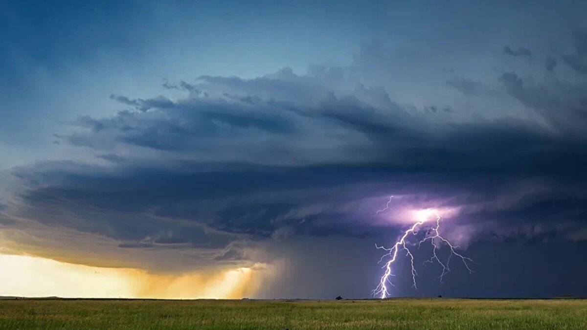 Nebraska–Iowa hattında ölümden dönüş<br><br>26 Nisan 2024’te Nebraska ve Iowa eyaletlerinde yaşanan hortum salgını ise Metz’i bu kez farkında olmadan ölüme yaklaştırdı. Düşük görüş ve hızla değişen fırtına rotaları nedeniyle bir toprak yolda ilerlerken, yola sarkmış hasarlı bir kabloyu son anda fark etti. Aracının üzerinden geçen kablo, ekipmanını parçaladı. Metz, kablonun biraz daha aşağıda olması hâlinde hayatta kalamayabileceğini ifade etti.