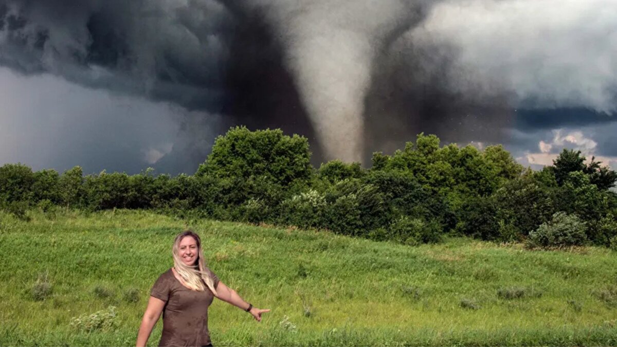 ABD’nin orta kesimlerinde her bahar ortaya çıkan yıkıcı hortumlarla özdeşleşen isimlerden biri olan Melanie Metz, fırtına avcılığına adanmış bir hayat sürüyor. “Tornado Queen” olarak anılan Metz, yaklaşık üç on yıldır ABD’nin Tornado Alley bölgesinde oluşan en büyük ve en tehlikeli hortumları belgeledi. Saatte 300 kilometreyi aşan rüzgârların ve dev dolu parçalarının ortasında çalışmayı sürdüren Metz, bu tutkusunun çocukluğuna dayandığını söylüyor.