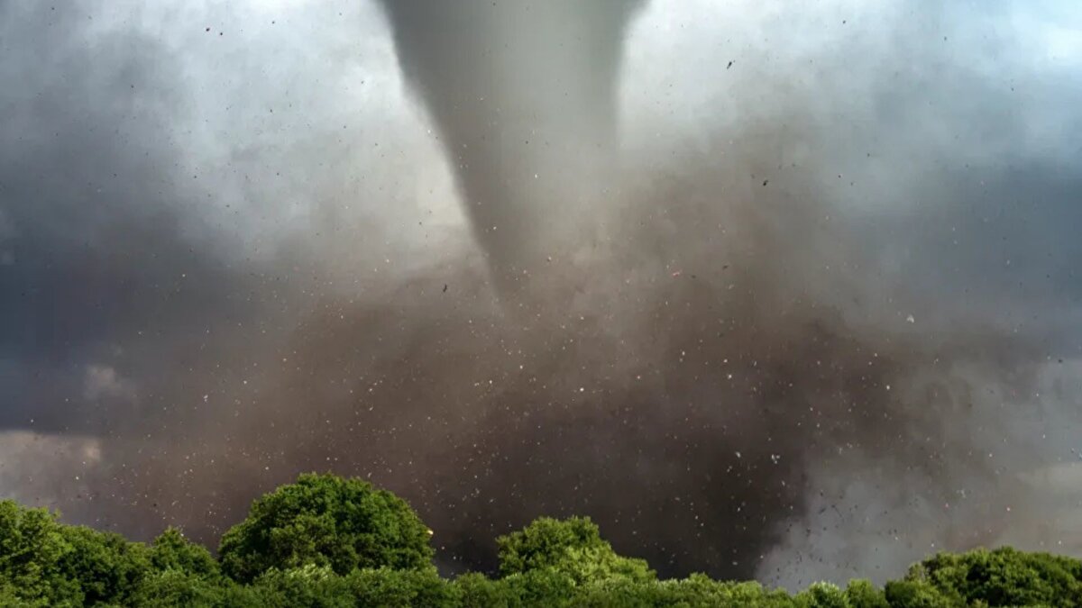 Hortum sonrası tehlike bitmiyor<br><br>Metz’e göre risk yalnızca hortum anıyla sınırlı değil. 2004’te Nebraska’nın Wilber kenti yakınlarında yaşanan bir olayda, çöken evinin bodrumunda mahsur kalan bir aileye yardım ettiklerini anlatan Metz, gaz sızıntıları, kopuk elektrik hatları ve dengesiz enkazın da en az fırtınalar kadar ölümcül olduğunu vurguladı. O olayda aile 911’e haber verilerek kurtarıldı.