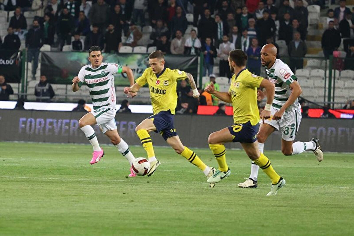 Fenerbahçe - Konyaspor Maçı Ne Zaman ve Saat Kaçta?<br><br>Süper Lig'in zirve yarışını yakından ilgilendiren kritik mücadele, hafta içi oynanacak. Fenerbahçe ile Konyaspor arasındaki karşılaşma 15 Aralık Pazartesi günü gerçekleşecek. Hakemin başlama düdüğü ise saat 20.00’de çalacak.