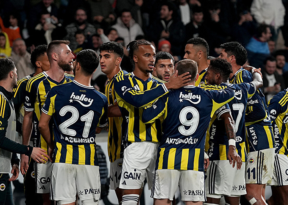 Süper Lig'de 16. hafta heyecanı kapanış maçıyla devam ediyor. Teknik direktör Domenico Tedesco yönetiminde namağlup bir şekilde yoluna devam eden Fenerbahçe, taraftarı önünde Konyaspor ile kritik bir viraja giriyor. Rakiplerin puan kaybettiği haftada sahaya büyük bir avantajla çıkacak olan Kanarya, Chobani Stadyumu'nda galibiyet serisini sürdürmek istiyor. Futbolseverler ise maçın yayın bilgilerini ve şifresiz izleme seçeneklerini araştırıyor.