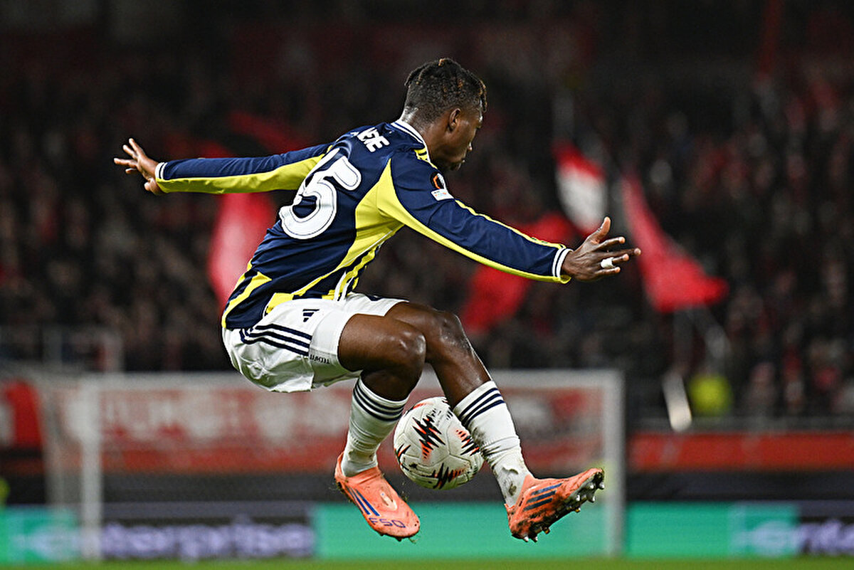 Fenerbahçe Maçı Hangi Kanalda? Şifreli mi, Şifresiz mi?<br><br>Futbolseverlerin en çok merak ettiği konu yayın bilgileri. Chobani Stadyumu’nda oynanacak olan Fenerbahçe-Konyaspor mücadelesi, yayıncı kuruluş beIN Sports 1 ekranlarından naklen yayınlanacak.