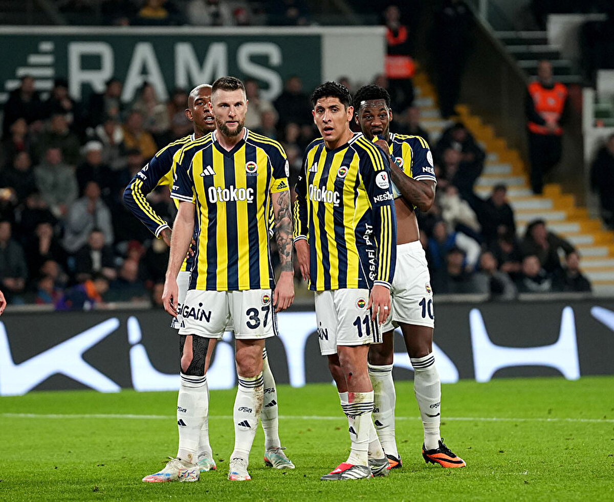 Fenerbahçe - Konyaspor Muhtemel 11'ler<br><br>İki takımın da sahaya sürmesi beklenen muhtemel kadrolar netleşmeye başladı. Fenerbahçe'de yıldız isimlerin performansı merak konusu.