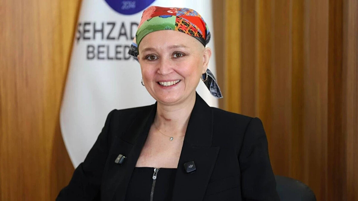 Gülşah Durbay Neden Vefat Etti?<br><br>Yakın zamanda kolon kanseri teşhisi konulan ve tedavi sürecine başlayan Gülşah Durbay, durumunun ağırlaşması üzerine hastaneye kaldırılmıştı. Durbay'ın metastatik kolon kanserine bağlı çoklu organ yetmezliği nedeniyle hayatını kaybettiği açıklandı.