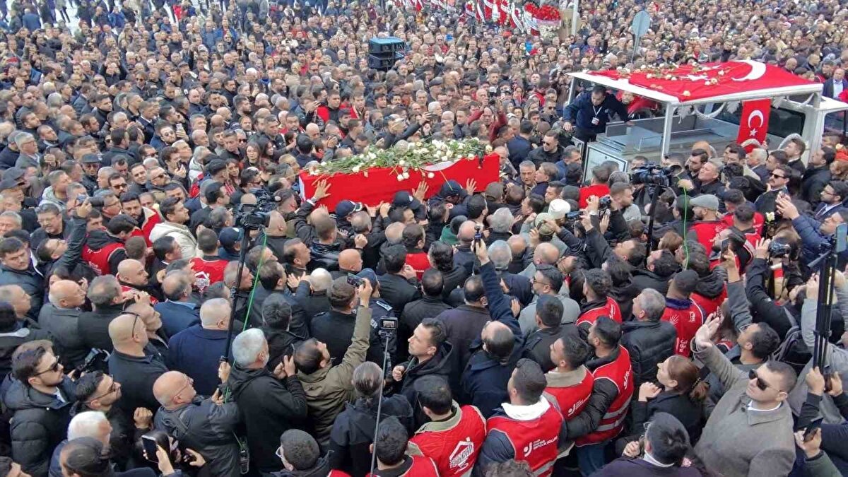 Başkan Durbay’ın naaşı, belediye önündeki törenin ardından Hatuniye Camii’ne getirildi. Öğle namazının ardından Manisa İl Müftüsü Şükrü Kabukçu tarafından kıldırılan cenaze namazının ardından, vatandaşların omuzlarında taşınan Durbay’ın cenazesi Cumhuriyet Meydanı’nda on binlerce kişi tarafından karşılandı. Yolda halk, Durbay’ı çiçeklerle uğurladı. Naaş, doğup büyüdüğü Koldere Mahallesi’ndeki aile kabristanında toprağa verildi.