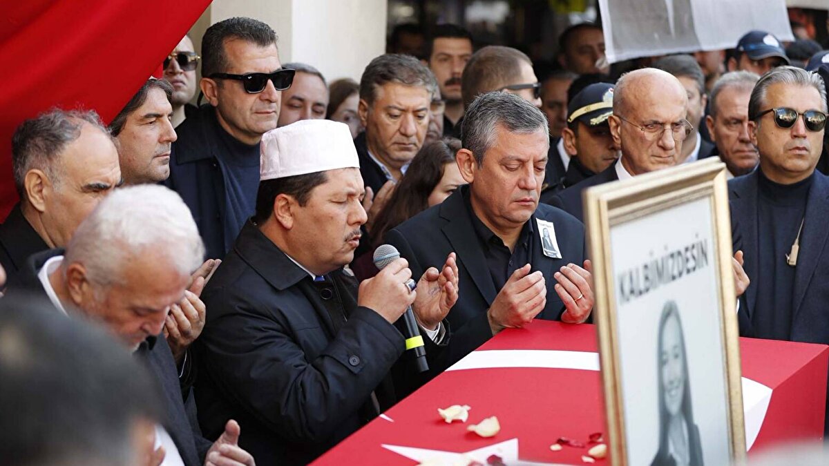 Manisa Şehzadeler Belediyesi’nin genç başkanı Gülşah Durbay, 37 yaşında yaşamını yitirdi. Uzun süredir kolon kanseri tedavisi gören Durbay, 1 Aralık 2025’te rutin kontrol için gittiği Manisa Şehir Hastanesi’nde durumunun ağırlaşması üzerine yoğun bakıma alındı. Çoklu organ yetmezliği nedeniyle entübe edilen Durbay, tüm müdahalelere rağmen 14 günlük tedavi sürecinin ardından dün akşam saatlerinde vefat etti.