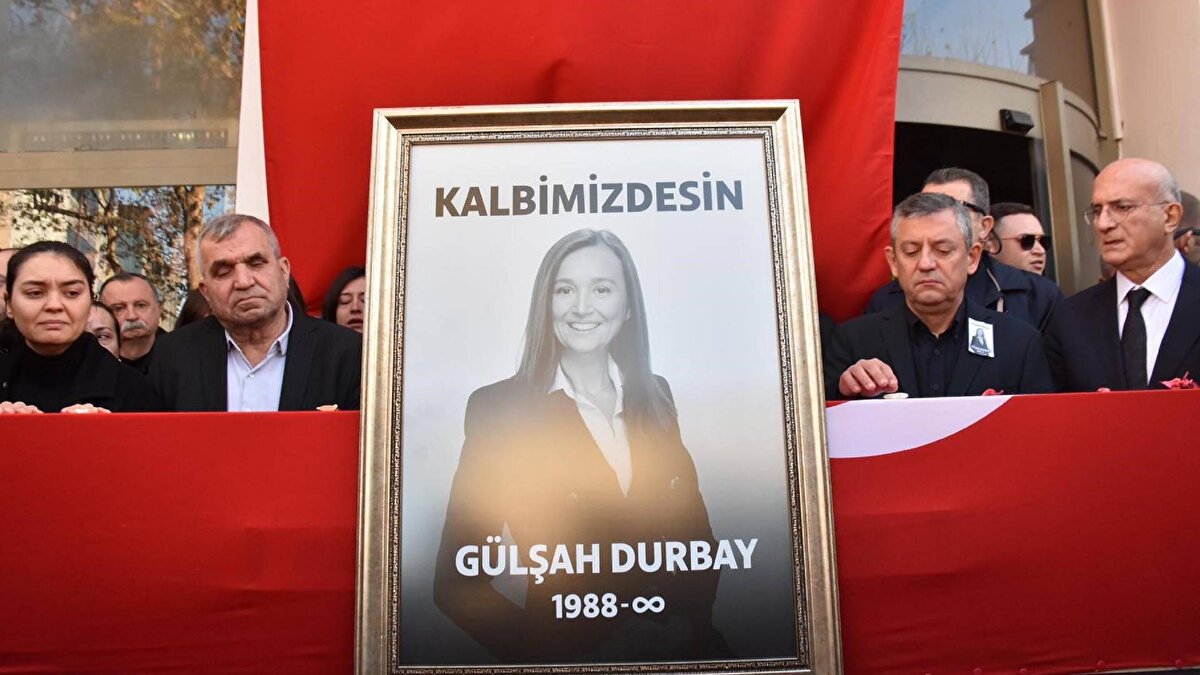 Törende konuşan CHP Genel Başkanı Özgür Özel, “6 ay önce hep birlikte kardeşimizi uğurladık, şimdi Gülşah’la vedalaşıyoruz. Bu süreç hepimiz için çok zor. Yeter artık, dayanacak gücü Allah hepimize versin” dedi.