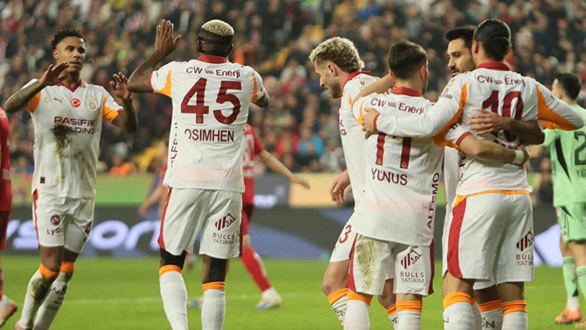 Ligde yoluna emin adımlarla ilerleyen Galatasaray, zirve yarışında hata yapmadı ve deplasmanda Antalyaspor'u 4-1 mağlup ederek puan farkını korudu.