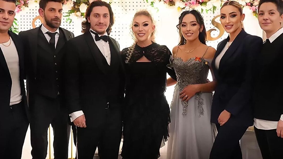 “Başından beri süreci takip ettim”<br>Raşit Bey, açıklamasında sürecin ilk gününden itibaren aile avukatının yönlendirmesiyle hareket ettiğini belirtti. Medyada yer almamayı tercih ettiğini ifade eden Raşit Bey, hukuki sürecin sağlıklı ilerlemesi için beklemede kaldığını ve gelişmeleri yakından izlediğini söyledi.