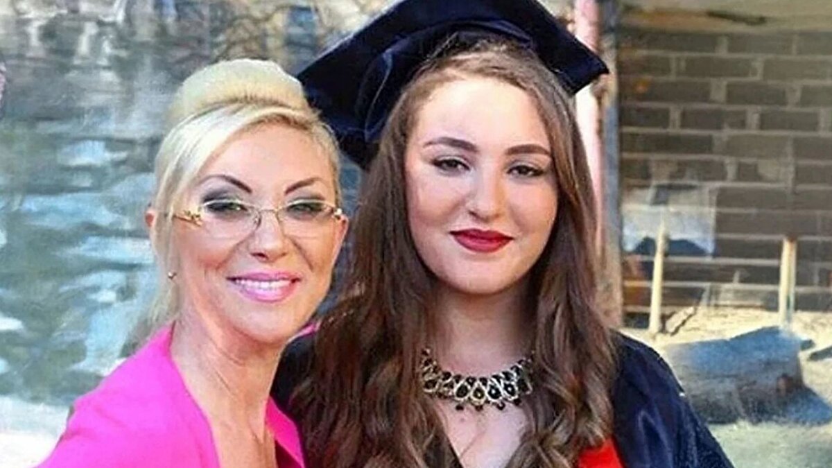 'Ben yanarsam ikimiz de yanarız'<br><br>Yalnız kaldığımızda Tuğyan bana, 'Ben yanarsam ikimiz de yanarız' dedi. Tuğyan'ın bana bunu demesinin sebebi annesini ittirdiğini görmemdi. Çünkü ben gördükten sonra tepki verdim ve o sırada Tuğyan bana bakarak, 'Koş' dedi. Sonra tekrar Hülya ablanın yanına gittim. Oraya Bircan abla da gelmişti. Bircan abla bana, 'Ben Tuğyan'la konuştum. Böyle bir şey olursa senin üstüne suç atacak. Bir dakila bile düşünmeyecek' dedi. Tuğyan, bunları Bircan ablaya bu olaydan dolayı kendisinin başına bir şey gelme ihtimaline karşı söylemiş. Ben iyice korkmaya başladım.Bu olaylardan sonra Tuğyan'la beraber olmam ondan korkmam yüzündendir. Annesi ile Tuğyan arasında büyük bir tartışmaya şahit olmadım. 'Öldüreceğim onu' tarzı mesajlarını bu süreçte medyadan öğrendim. Annesine yönelik her anne kız arasında olacak kadar küçük serzenişlerde bulunuyordu. Ancak bu denli büyük bir olaydan daha önce hiç bahsetmemişti.