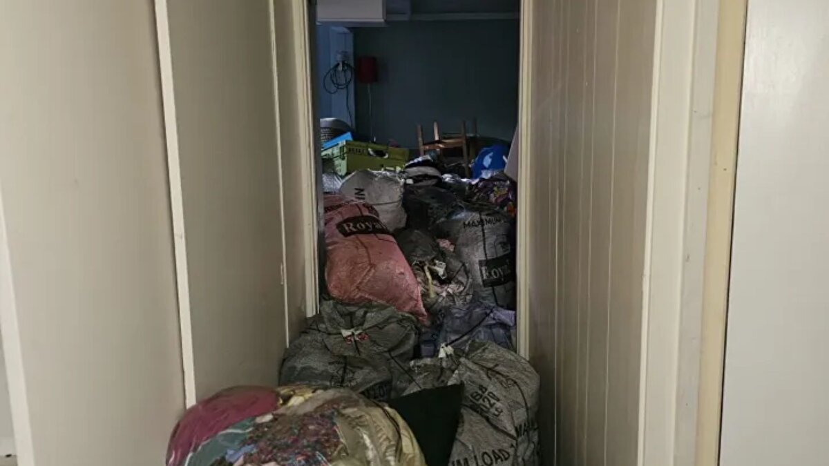 Tahliye süreci aylar sürdü<br><br>Khediri, iki yıl önce ailevi nedenlerle evini kiraya verdiğini, ilk dönemde sorun yaşanmadığını ancak bir yıl sonra ödemelerin tamamen durduğunu belirtti. İngiltere’deki yasal prosedürler nedeniyle tahliye sürecinin uzadığını söyleyen ev sahibi, mektuplar, resmi başvurular ve icra görevlilerinin devreye girmesine rağmen kiracının ancak 21 Kasım’da evden çıkarılabildiğini aktardı.