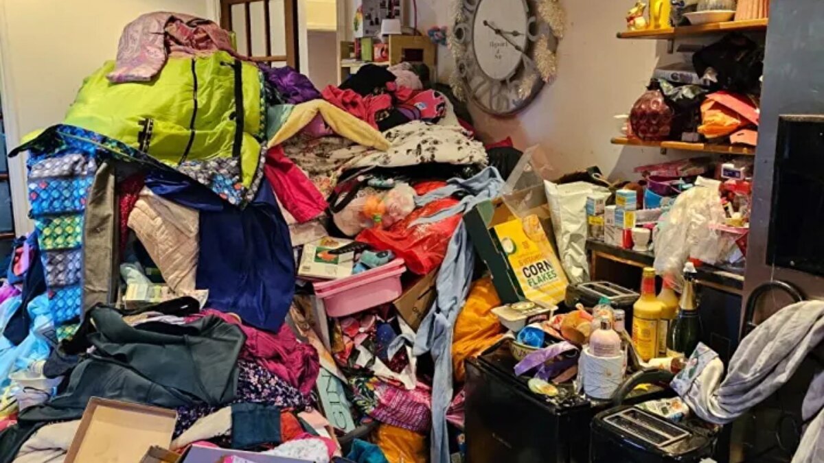 İngiltere’de yaşanan olay, uzun süren kira anlaşmazlıklarının ev sahiplerini nasıl zor durumda bırakabildiğini gözler önüne serdi. Surrey kontluğuna bağlı Camberley kasabasında bulunan beş odalı bir ev, 14 ay boyunca kira ödemeyen kiracının tahliyesinin ardından ağır bir tabloyla karşılaştı. Ev sahibi Nevena Khediri, toplamda 40 bin sterline ulaşan kira kaybının yanı sıra ciddi temizlik ve onarım masraflarıyla karşı karşıya kaldı.