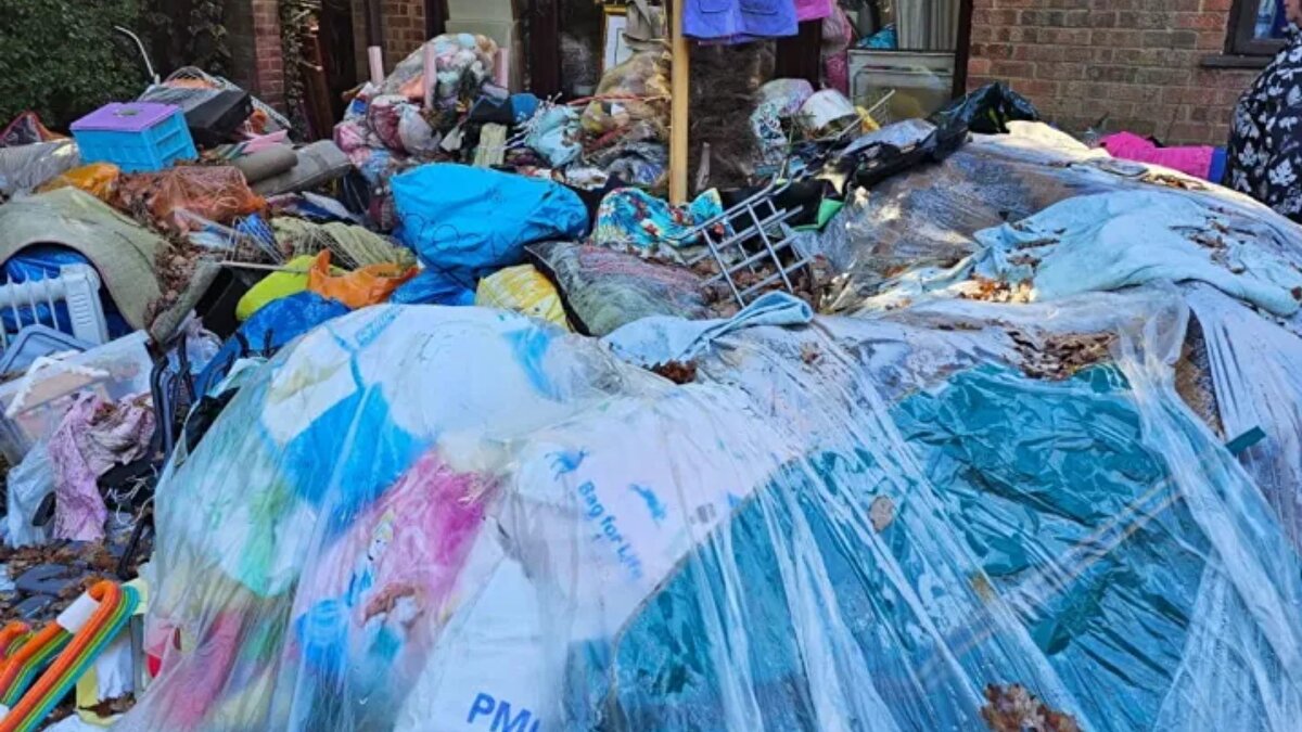 Ev çöp yığınına döndü<br><br>Tahliye sonrası eve giren Khediri, tüm odaların, koridorların ve hatta bahçe ile garajların çöplerle dolu olduğunu ifade etti. Çürümüş gıdalar, küf, hayvan tüyleri ve kemirgen izlerinin bulunduğu evde, zemin kaplamaları ve halıların kullanılamaz hale geldiği bildirildi. Ev sahibine göre, temizlik ve tadilat için binlerce sterlinlik ek masraf gerekiyor.