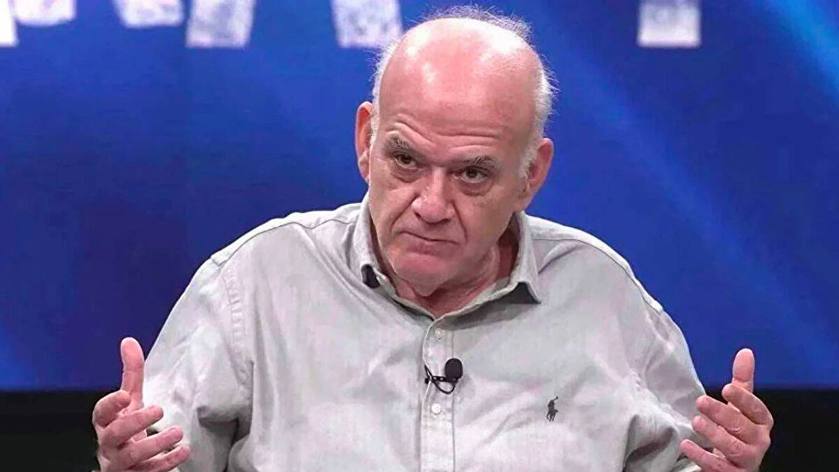 "AVUKATIM, CEP TELEFONUMU KIRIK HALDE BULMUŞ"<br><br>Yapılan arama çalışmalarında cep telefonunun bulunamadığını, sonrasında kırık halde ele geçirildiğini ifadesinin devamında anlatan Çakar, "Gözaltına alınmadan 1 gün önce dışarıda yemekteydim. Eve gece saat 01.00'de geldim. Sabah polisler gelince telefonumun nerede olduğunu bilmediğimi onlara söyledim. Hatta polislere arabamda olabileceğini belirttim. Arabamı kabaca kontrol ettiğimde telefonun olmadığını gördüm. Bu sırada polisler yanımdaydı. Ben gözaltındayken avukatım kıyafet temin etmek amacıyla evime girdiğinde arabamın yanında cep telefonumu kırık halde bulmuş. Avukatım telefonu açmış. Telefon 20 dakika boyunca açık kalmış. Daha sonra telefon kendiliğinden kapanmış. Avukatımın anlattığına göre kullanılamaz haldeymiş. Telefonun akıbeti hakkında herhangi bir bilgim yoktur. Ya hastanede kalmıştır ya da kaybolmuştur. Şu an kız kardeşimin bana vermiş olduğu telefonu kullanıyorum. O telefon da şu an yanımda değil. Ben yasal bahis siteleri haricinde bahis oynamadım. Üzerime atılı suçlamaları kabul etmiyorum" ifadelerini kullandı.<br>