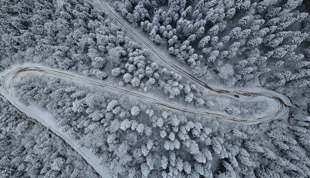 Yurdun birçok noktasında etkisini artıran kar yağışı, İç Anadolu’dan Karadeniz’e uzanan geniş bir hatta kartpostallık görüntüler ortaya çıkardı. Kayseri’de dağlar ve şehir silüeti beyaza bürünürken, Bolu ve Abant’ta çam ormanları karla kaplandı. Bartın, Karabük ve Kastamonu’da tarihi dokular beyaz örtüyle buluştu; Artvin, Trabzon ve Gümüşhane’de yaylalar ve vadiler kış masalını andıran manzaralara sahne oldu. Erzincan ve Düzce’de de etkili olan kar yağışı, objektiflere yansıyan eşsiz karelerle görsel şölene dönüştü.