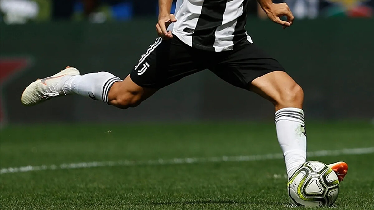 Fonların Yeni Gözdesi Futbol<br><br>Son dönemde artan yayın gelirleri ve devasa transfer bütçeleri, finans kuruluşlarının rotasını yeşil sahalara çevirmesine neden oldu. Geçtiğimiz ay Apollo Global Management, İspanyol devi Atletico Madrid’in çoğunluk hisseleri için anlaşmaya varmıştı. İtalya’da ise AC Milan 2022’de 1,2 milyar dolara ABD'li RedBird Capital'e satılırken, Inter’in kontrolü geçen yıl Oaktree Capital’e geçmişti.