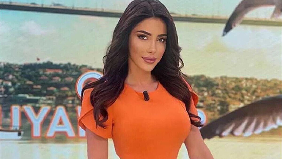 Ela Rümeysa Cebeci, 31 Mayıs 1988'de İstanbul'da doğmuştur. Ekranlarına çıkmadan önce 2011'li yıllarda İstanbul FM radyolarında yaptığı programla tanındı. TRT 1 ekranlarında muhabir olarak göreve başlayan Ela Rumeysa Cebeci, bir yandan da oyunculuk kariyerini başlamıştır. İlk rol aldığı dizi 2011 yılında Kanıt isimli dizidir. Aynı yıl Nuri adlı dizide de yer alan Cebeci, 2012 yılında Fetih 1453 filmi ve son olarak Şevkat Yerimdar adlı dizide rol alarak oyunculuk kariyerini sürdürmüştür.