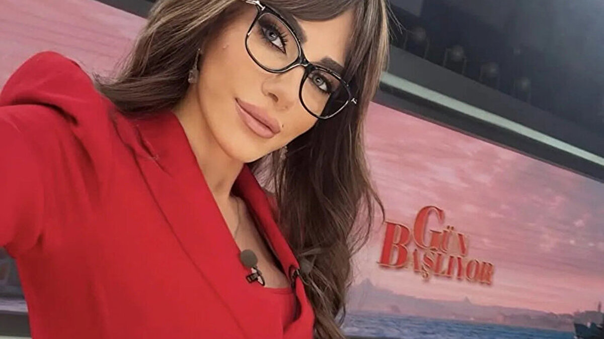 ELA RÜMEYSA CEBECİ KAÇ YAŞINDA?<br><br>Ela Rümeysa Cebeci, 31 Mayıs 1988'de İstanbul'da doğdu. Ekranlarına çıkmadan önce 2011'li yıllarda İstanbul FM radyolarında yaptığı programla tanındı. Spiker 2011 yılında Kanıt isimli dizide de rol aldı. Cebeci, oyunculuk kariyerine 2012 yılında Fetih 1453 filmi ile devam etti ve aynı zamanda Şevkat Yerimdar isimli dizide de yer aldı.