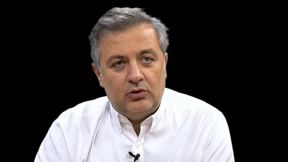 "2021’de Oluyordu, Bugün Olmuyor"<br><br>Demirkol, oyuncu performansları üzerinden hocaya yüklendi. Muçi'nin Trabzon'da, Rashica'nın Galatasaray'da başarılı olduğunu ancak Beşiktaş'ta aynı etkiyi gösteremediklerini belirten ünlü yorumcu, "Peki Sergen Yalçın bunlardan biri olabilir mi? 2021’de oluyordu, bugün olmuyor" ifadelerini kullanarak tecrübeli teknik adamın büyüsünün bozulduğunu ima etti.