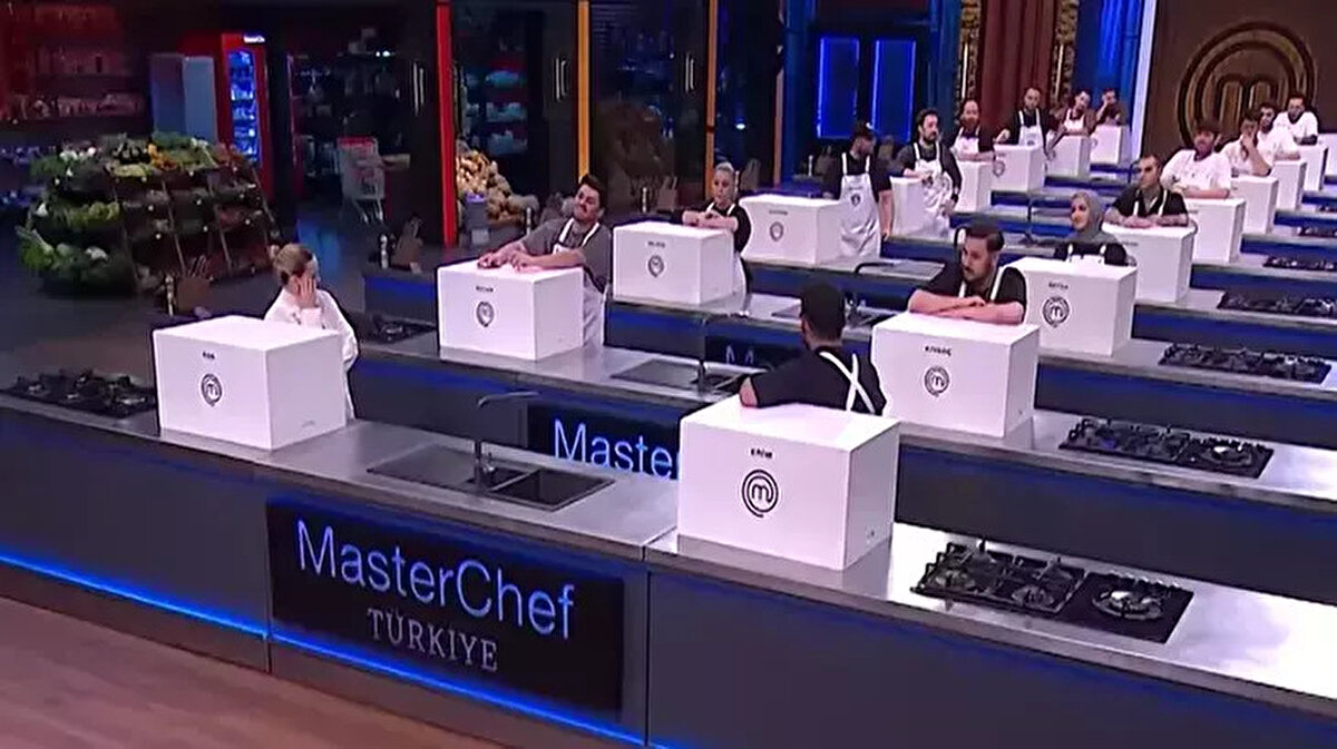 TV8 ekranlarının fenomen yarışma programı MasterChef Türkiye All Star'da Altın Kupa mücadelesi kızışıyor. Danilo, Somer ve Mehmet Şef'in jüriliğinde gerçekleşen 14 Aralık 2025 tarihli son bölümde, yarışmacılar tezgah başına geçerek en iyi tabağı çıkarmak ve mavi takım kaptanlığını kazanmak için ter döktü. Gecenin sonunda Mavi Takım kaptanı ve Kırmızı Takım kaptanı belirlenirken, haftanın yeni takımları da şekillendi. İşte MasterChef All Star Altın Kupa'da oluşan yeni takımlar ve kaptanlık oyununu kazanan isim...