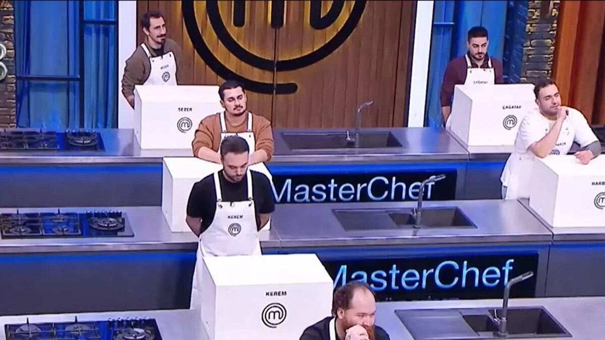 MASTERCHEF TAKIMLAR NASIL OLUŞTU? (14 ARALIK 2025)<br><br>Kaptanların karşılıklı seçimleri sonucunda MasterChef All Star Altın Kupa kadroları şu şekilde oluştu:<br><br>🔵 MAVİ TAKIM<br>Kıvanç (Kaptan)<br><br>Çağatay<br><br>Barbaros<br><br>Özkan<br><br>Hakan<br><br>Ayaz<br><br>Batuhan<br><br>Alican<br><br>Tolga<br><br>🔴 KIRMIZI TAKIM<br>Dilara (Kaptan)<br><br>Sergen<br><br>Eren<br><br>Kerem<br><br>Sezer<br><br>Eda<br><br>Erim<br><br>Beyza<br><br>Hasan