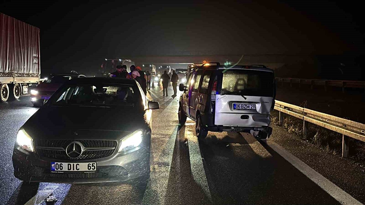 Edinilen bilgilere göre, seyir halindeki hafif ticari araca arkadan gelen bir otomobil çarptı. Çarpışmanın etkisiyle araçlar savrulurken, arkadan gelen üçüncü bir araç da kazaya karıştı. Savrulan araçlardan bazı yolcular yola düşerken, aynı yönde ilerleyen başka bir araç yaralılardan birine temas ederek güçlükle durabildi.