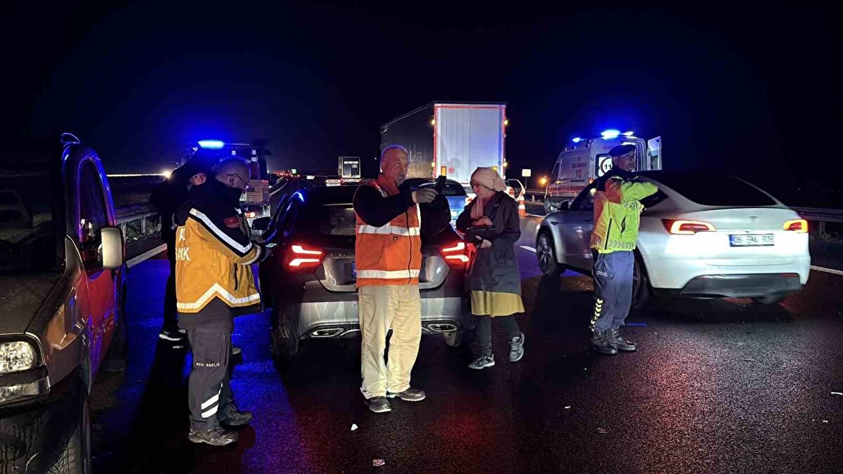 Ekipler hızla sevk edildi<br>İhbar üzerine bölgeye sağlık ekipleri, otoyol jandarması ve Karayolları Genel Müdürlüğü’ne bağlı ekipler yönlendirildi. Yaralılara olay yerinde ilk müdahale yapıldıktan sonra Bolu’daki hastanelere sevk edildi. Yetkililer, yaralıların hayati tehlikesinin bulunmadığını bildirdi.