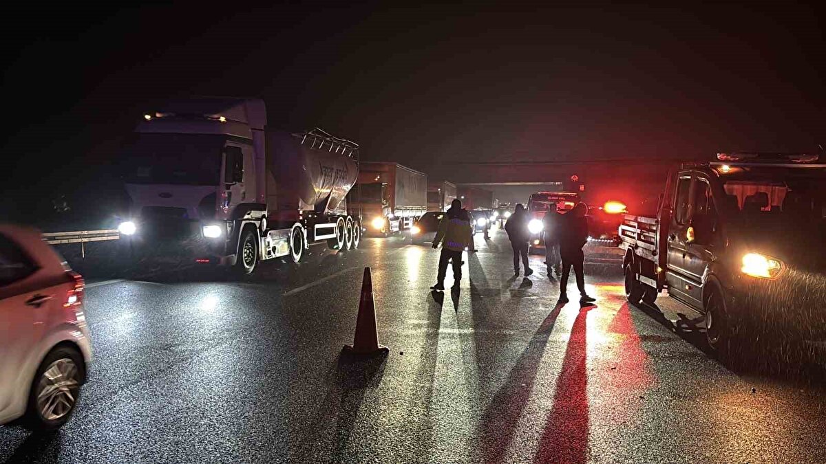 TEM Otoyolu, Bolu’nun Dörtdivan ilçesi sınırlarında meydana gelen zincirleme trafik kazasıyla sabah saatlerinde durma noktasına geldi.