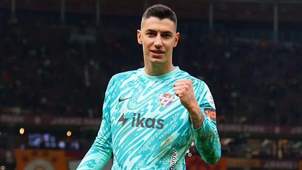 Maignan Giderse Berke Gelecek<br><br>Gazzetta dello Sport'un haberine göre Serie A devi Milan, Berke Özer'i yakın takibe aldı. Haberde, Milan'ın mevcut kalecisi Mike Maignan ile sözleşme yenileme görüşmelerinin tıkandığı, Fransız kalecinin takımdan ayrılması durumunda ise kaleyi devralacak en güçlü adayın Berke olduğu belirtildi. Kırmızı-siyahlıların listesinde Lens'in kalecisi Robin Risser'in de bulunduğu ancak Berke'nin performansıyla bir adım öne çıktığı vurgulandı.