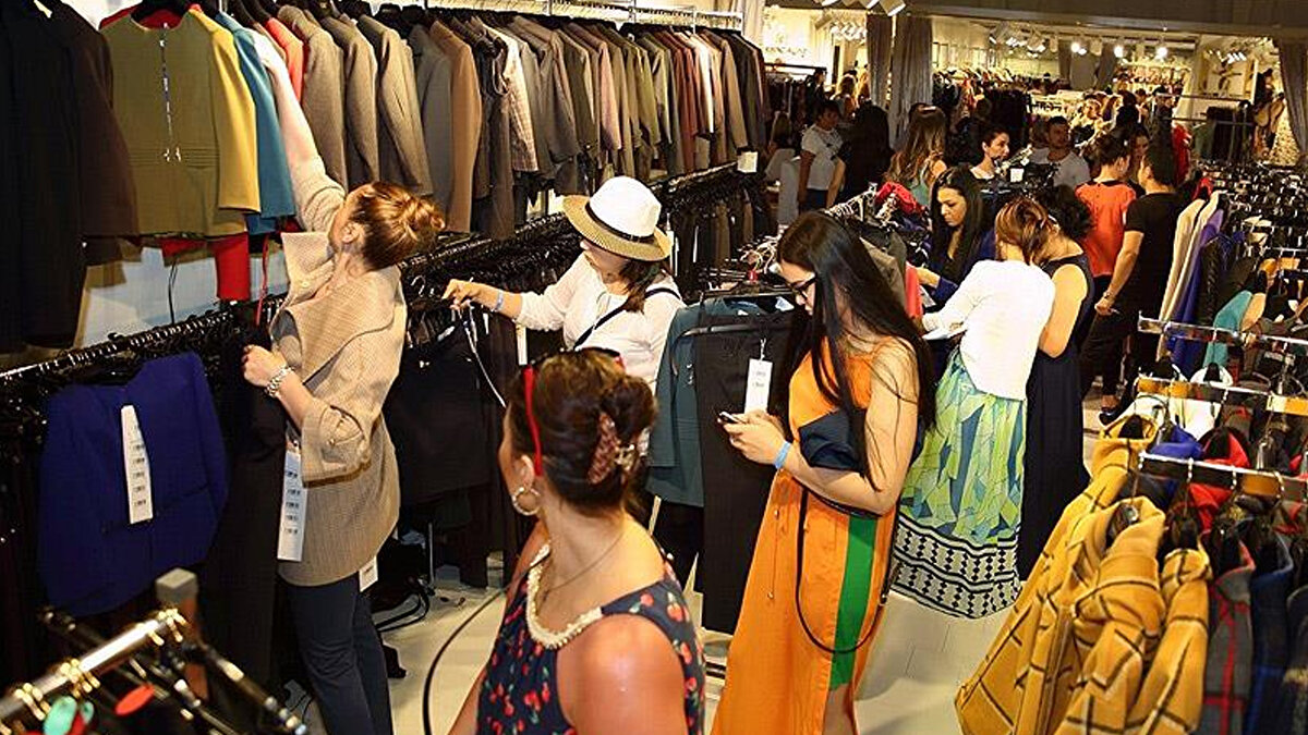 İflas Yok, Gerekçe Açıklanmadı<br><br>Michele Henry ve Wesley Uthus tarafından kurulan ve ürünlerinin büyük çoğunluğunu 100 doların altında fiyatlandırarak sadık bir müşteri kitlesi edinen markanın neden kapandığı ise henüz netleşmedi. İşletme sahiplerinin iflas başvurusunda bulunmaması ve kapanma gerekçesine dair sessiz kalması dikkat çekti.