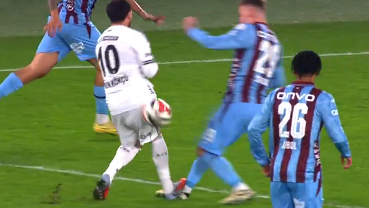 ORKUN'UN SERDAR'A YAPTIĞI MÜDAHALE KIRMIZI KART MI? <br><br>Bahattin Duran: Orkun Kökçü'nün yaptığı bu hareket sınırları zorlasa da benim için sarı kart doğru. Santimlerle doğru. Biraz daha yukarıda olsaydı çok net kırmızı kart derdim.<br><br>Deniz Çoban: Bir hareket yaralayıcı ve acımasızcaysa ciddi faule kırmızı kart gösterilir. Hakem değerlendirirken bunu göremiyorsa, kriterlere bakar. Krampon yerde. Sarı kart gösterilmesi doğru.<br><br>Bülent Yıldırım: Aynı gerekçelerle benim için bu bir sarı kart.