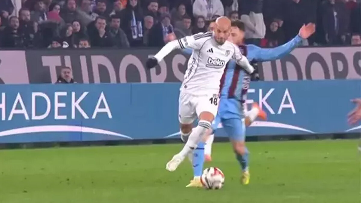 MUSTAFA ESKİHELLAÇ'IN CERNY'YE HAREKETİ<br><br>34. dakikada Cerny'e yaptığı faul sonrası Mustafa'ya çıkan sarı kart doğru mu?<br><br>Bahattin Duran: "Sarı kart doğru."<br><br>Deniz Çoban: "Sarı kart doğru."<br><br>Bülent Yıldırım: "Sarı kart doğru."