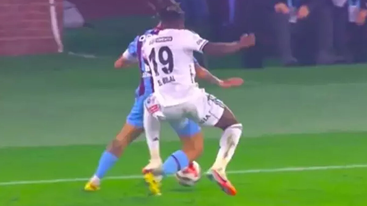 EL BİLAL'İN GÖRDÜĞÜ KIRMIZI KART DOĞRU MU?<br><br>Bahattin Duran: Hakem sert bir düdük çalar, oyuncu ayağa kalkar, kulübe öne çıkar. Taç çizgisi ve kulübenin hemen önü. Ozan Tufan'da bir tepki yok. Kramponun arkasına bastı. Ağır çekimde izlememek lazım. Fotoğraf yanıltır. Normal seyrettiğimizde sert, acımasız hissini vermedi. Ancak, buna VAR müdahale etmedi. Pozisyonda acımasızlık, gaddarlık var mı? Yok. Toure hata yaptı, rakibinin kramponunun arkasına bastı. Yüklendi, gücünü verdi mi? Hayır. Diz gergin mi? Dizden gergin gücü aktardı mı, hayır. Yoğunluk, şiddet, güç transferi yok. Faulle birlikte sarı kart gösterirsin. Ozan'da beklenti yok, arkadaşlarında yok. Takım arkadaşları topu koydu, oyunu başlattı. Hakem düdük çalıp durdurdu. Çok yanlış bir VAR müdahalesi bu.<br><br>Deniz Çoban: Bazı görüntüler her şeyi anlatır. Pozisyon acımasız, gaddarca, yaralayıcı olması lazım. Öyle bir durum söz konusu olsa Ozan'ın seri şekilde ayağa kalkması hayatın olağan akışına aykırı. Tepki de göstermedi. Elimizde şiddet ölçer yok diyoruz. Ozan bir şey hissetmemiş. Ozan'ın canı acımamış. Kırmızı kartta bunlar aranır. İlk etapta kimse anlamadı hakem neyi bekliyor diye. Fatih Tekke Hoca, rakip takımdan 1 kişi eksilecek diye beklentisi yok, taktik dizilişi ayarladı. Dönüp neyi bekliyoruz diye sitem etti. Pozisyon izlemeye geldiğinde Ali Şansalan, Trabzonspor kulübesi itiraza geldi. Sanki orada kendi aleyhlerine bir şey çıkacağını düşündüler. VAR'ın müdahalesini kabul edemiyorum. Burada bana göre karar sarı kart olmalıydı. Fotoğraftan bakınca da dizden bükülü, bastığını hissettiğinde ayağını geri çekiyor, güç transferi yok. Klasik sarı kartın tarifi bu. Kırmızı kartı düşünmem. Hakem sahada görüp kırmızı kart verseydi eleştirmezdim, sarı kart daha doğru olur, sahada böyle görmüş olabilir derdim. VAR açısından kabul edemem.<br><br>Bülent Yıldırım: Sarı kart, asla kırmızı kart düşünmem. Güç transferinin yüzde 20'si olsa o tendon ne olurdu? İfade edebildim mi? Biraz basma olsa Ozan hemen kalkıp devam edebilir mi?