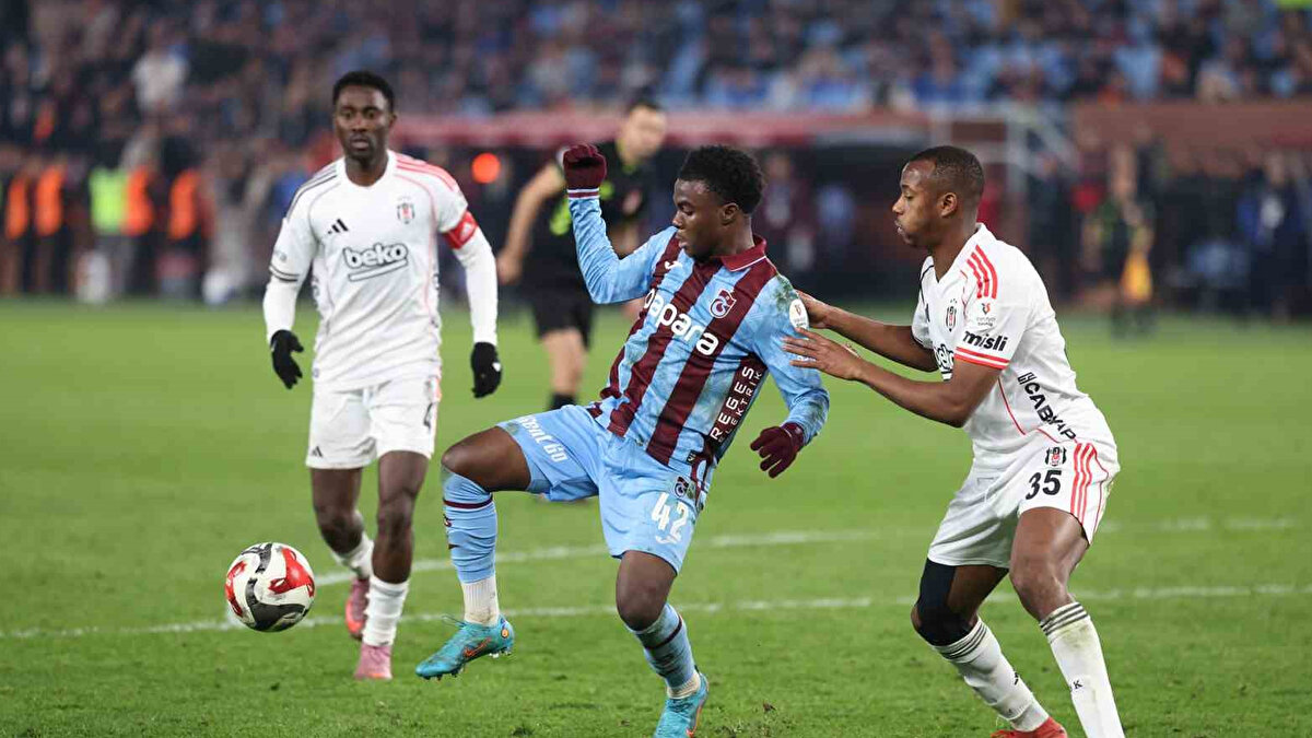 Gol düellosuna sahne olan karşılaşmada kazanan çıkmadı ve maç 3-3 berabere bitti.