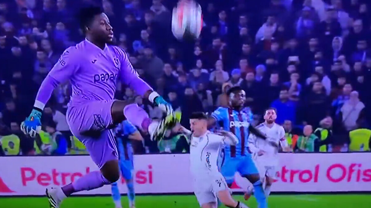 OLAIGBE'NİN RASHICA'YA YAPTIĞI HAREKET FAUL MÜ?<br><br>45. dakikada Rashica topsuz alanda Olaigbe'nin müdahalesiyle yerde kaldı, oyunun devam kararı doğru mu?<br><br>Deniz Çoban: "Bir hakem bu ihlali kaçıramaz. Dengeyi bozar. Bu faulü yapan Olaigbe'nin şu dakikada sarı kartı olduğunu düşünün ve ikinci sarıdan atılmadı. Bambaşka şeyler konuşulur hakemler ve TFF ile ilgili. Bence sahada asla kaçmaması gereken bir pozisyon. Faul ve sarı kart. Bariz gol şansı ve son adam değil mi diyorlar. Son adam yanlış bir telaffuz. Faulü yapan son savunmacı olabilir ama top kontrolü kalecide."<br><br>Bülent Yıldırım: "Olaigbe, umut vaad eden atak olabilir diye rakibine Amerikan faulü yapıyor. Bu sportmenliğe aykırı faul." <br><br>Bahattin Duran: "Bu faul tüm maçı bozabilirdi. Hakem ekibinin şansı devrenin son pozisyonu. 4. hakem kardeşim topu takip ediyor, inanamadım. Hakem maç öncesi der ki topa ben bakarım, diğer yerlere siz bakın der. 4. hakem kardeşim topa bakıyor. Çok net bir sarı kart. Kaçmasını kabul etmiyorum."