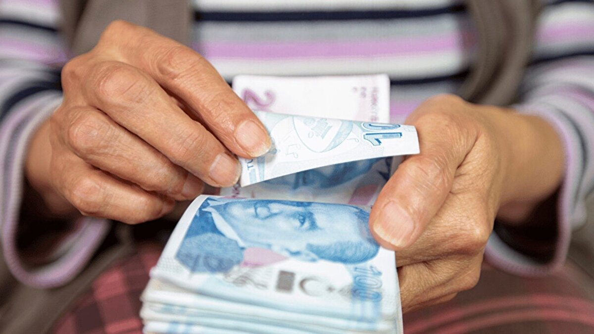 Kasım enflasyonunun duyurulmasının ardından milyonlarca emekli, ocak ayında açıklanacak aralık ayı TÜFE verisini beklemeye başladı. Türkiye’de emekli maaşı zammı, altı aylık enflasyon farkına göre belirleneceği için, aralık rakamı maaş artışlarının nihai düzeyini ortaya koyacak. Şu aşamada beş aylık verilere göre artış oranı yüzde 11,21 seviyesinde bulunuyor.