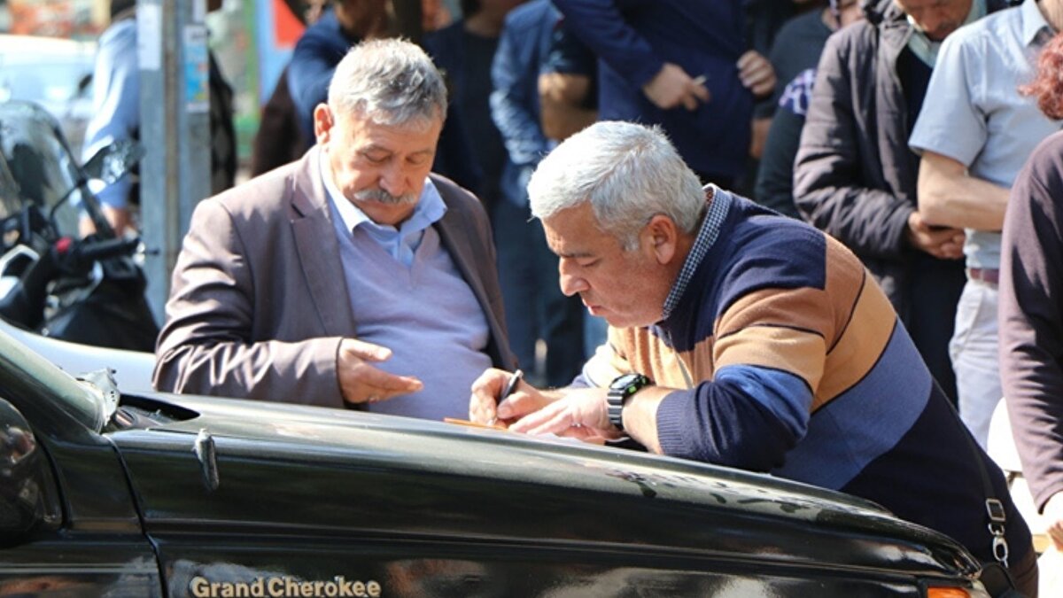 En düşük emekli maaşı ve kök aylık tartışması<br><br>Karakaş’ın değerlendirmelerine göre, halen 16 bin 881 lira olan en düşük emekli maaşı, kök aylığa değil taban rakama zam yapılması halinde beş aylık artışla yaklaşık 18 bin 942 liraya yükselebilecek. Ancak bunun için yasal düzenleme gerektiğine dikkat çekiliyor. Kök maaşı daha yüksek olan emekliler için ise artış, mevcut oranlar üzerinden otomatik olarak hesaplanıyor.