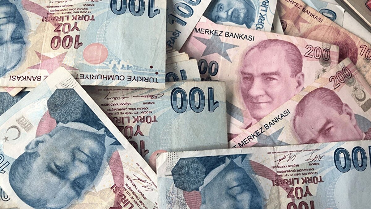 Beş aylık enflasyonla zam oranı şekillendi<br><br>Türkiye Gazetesi yazarı ve SGK Başuzmanı İsa Karakaş, kasım ayı itibarıyla TÜFE’de aylık artışın yüzde 0,87 olarak gerçekleştiğini hatırlattı. Temmuzdan kasıma uzanan dönemde aylık enflasyon oranlarının kademeli seyrettiğini belirten Karakaş, bu tabloyla birlikte emekliler için şimdiden yüzde 11,21’lik artışın kesinleştiğini ifade etti. Aralık ayı verisi ne yönde gelirse gelsin, bu oranın altına düşülmeyeceği vurgulandı.