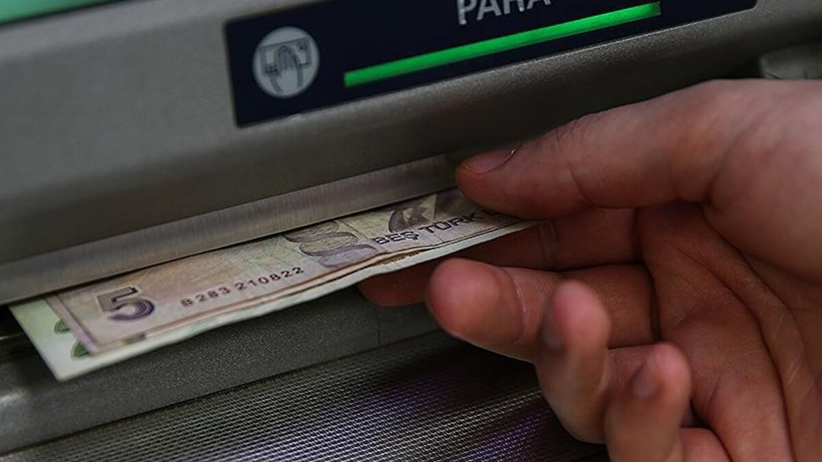 Seyyanen zam ve refah payı beklentisi zayıf<br><br>Ankara kulislerine ilişkin değerlendirmesinde Karakaş, şu aşamada seyyanen zam ya da ilave refah payına dair güçlü bir işaret bulunmadığını aktardı. Beş aylık enflasyonla oluşan artışın, ekstra bir iyileştirme olmaksızın uygulanmasının daha olası göründüğünü belirten Karakaş, özellikle kök maaşı 15 bin lira ve altında olan emeklilerin, taban aylık güncellemesi yapılmazsa sınırlı artış riskiyle karşı karşıya kalabileceğini dile getirdi.