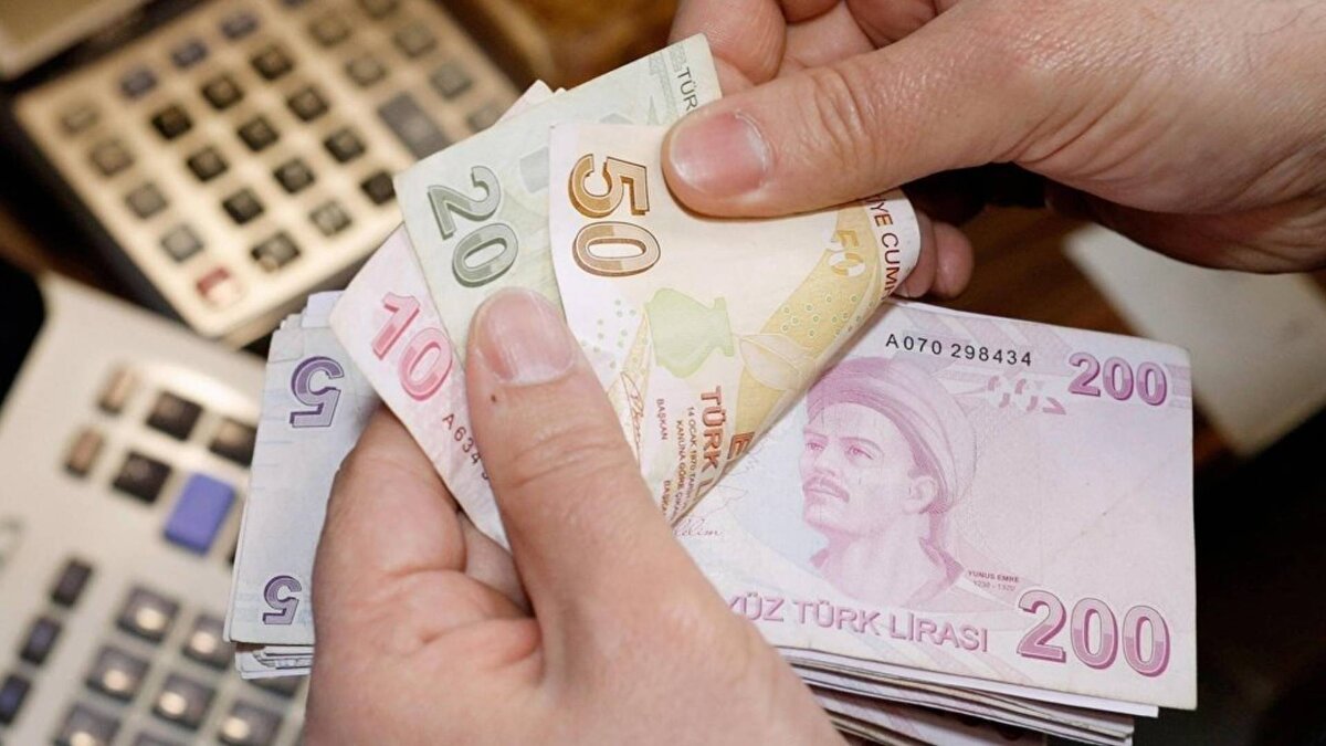 2026 asgari ücret rakamının belirlenmesine yönelik resmi takvim işlemeye başladı. Asgari Ücret Tespit Komisyonu, yeni yılda geçerli olacak ücret için ikinci kez bir araya gelmeye hazırlanıyor. Çalışma ve Sosyal Güvenlik Bakanlığı’nın ev sahipliğinde yapılacak toplantı, 18 Aralık 2025 Perşembe günü saat 14.00’te gerçekleştirilecek.