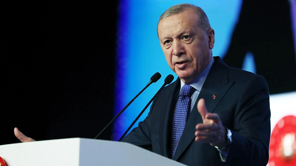 Cumhurbaşkanı Erdoğan’dan İşverenlere Mesaj<br><br>Cumhurbaşkanı Recep Tayyip Erdoğan, TİSK’in genel kurulunda yaptığı konuşmada asgari ücret sürecine özel vurgu yaptı. Erdoğan, işveren kesiminin sorumluluk üstlenmesinin hem çalışanlar hem de üretim açısından olumlu sonuçlar doğuracağını belirterek, ücret artışlarının verimlilik ve ekonomik bereket olarak geri döneceğini ifade etti.