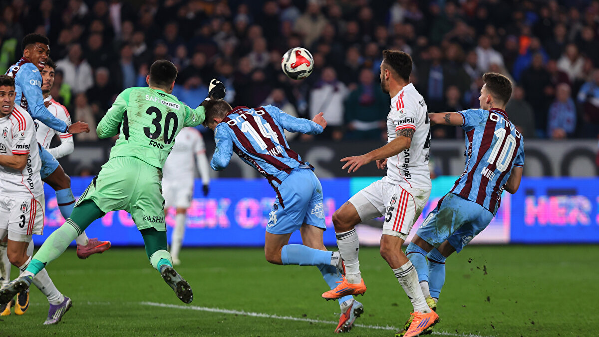 "VAR'IN İNCE İŞÇİLİĞİ"<br><br>Fatih Doğan: “3-1'den 3–3'a dönen muhteşem maçın kırılma anı hiç kuşkusuz Toure'ye VAR'ın ince işçiliği ve uyarısıyla gösterilen kırmızı karttı. VAR'ın, hakemin sarı bile göstermediği, oyuncuların itiraz bile etmediği pozisyonda kırmızı çıkartması Beşiktaş'ın VAR'a standartsızlık ve emsal tepkisini güçlendirdi.” [SABAH]