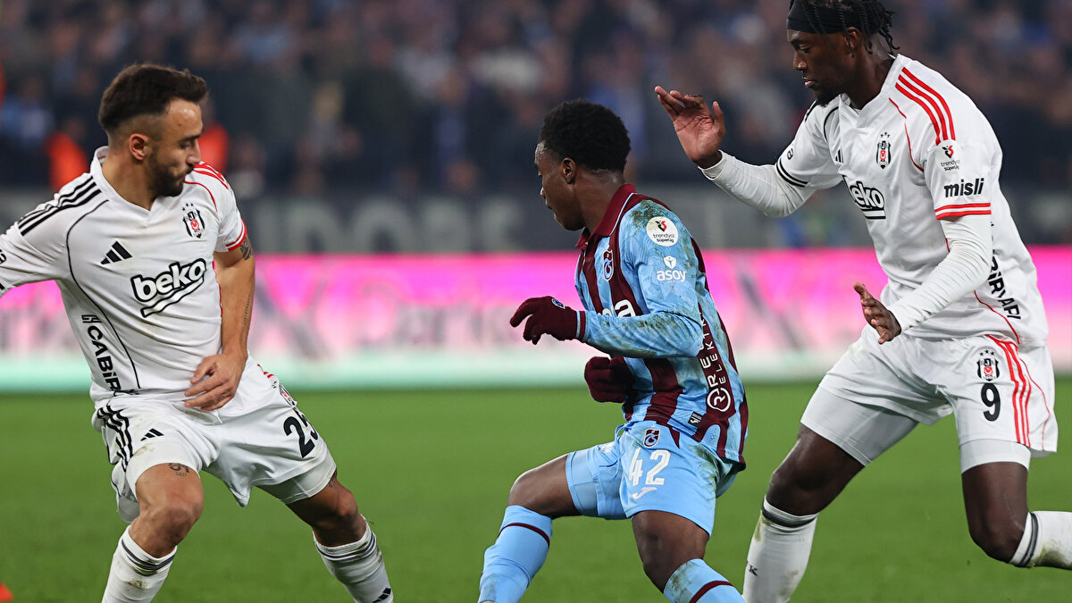 "TRABZONSPOR'DA KADRO DERİNLİĞİ YOK"<br><br>Ömer Üründül: “Trabzon'daki sorun şu; kadro derinliği yok. Üstelik Onuachu ile Pina'nın da benzer alternatifleri yok. Beşiktaş'a gelince en büyük problem; gereksiz kart görmeleri. Orkun işin vahametimi anlamış değil. Maç başında yaptığı harekete kırmızı çıksa kimse bir şey diyemezdi.”<br>