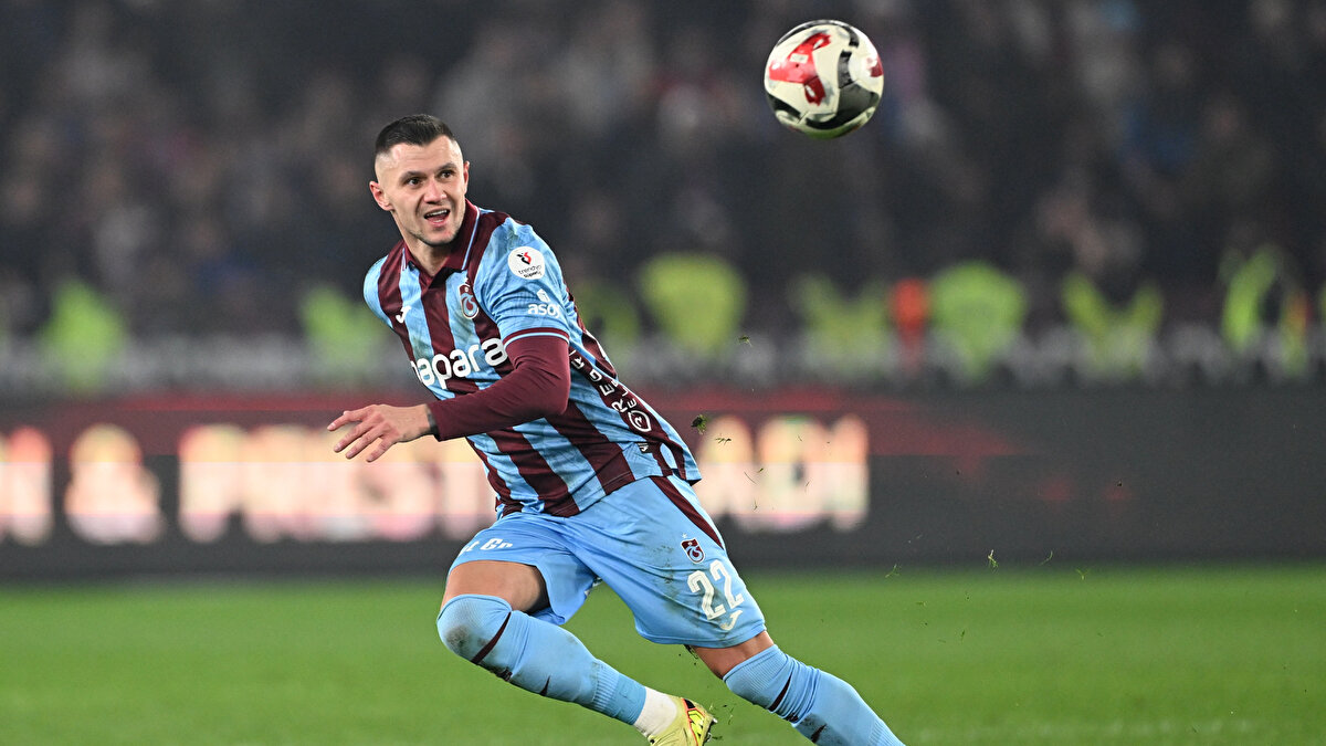 "EL-BİLAL'İN KIRMIZI KARTI DOĞRU"<br><br>Erman Toroğlu: Gergin bir maç. Beraberlik iki takıma da yaramıyor. Pozisyonlara gelince, El Bilal Toure’nin kırmızı kartı bence doğru. Tendona basıyor. Orkun’un pozisyonu Fenerbahçe-Galatasaray derbisinde Skriniar’ın Sara’ya yaptığı ile hemen hemen aynı. Orada hakem sarı kart hatta faul bile vermemişti. Burada da sarı kart doğru. Orada da sarı kart olmalıydı."<br><br>"Trabzonspor ikinci yarıda tek kale oynadı ama aut çizgisine inemediler. Böyle defansları aut çizgisine inerseniz oyundan yüzde yüz düşürürsünüz."