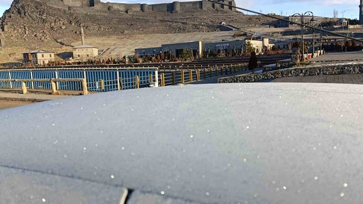 Hava sıcaklığının eksi 15 dereceye kadar gerilediği kentte, merkezden geçen Kars Çayı kısa sürede donarak tamamen buz tuttu. Sabah saatlerinde etkisini artıran soğuk, şehir genelinde hayatı belirgin şekilde yavaşlattı.