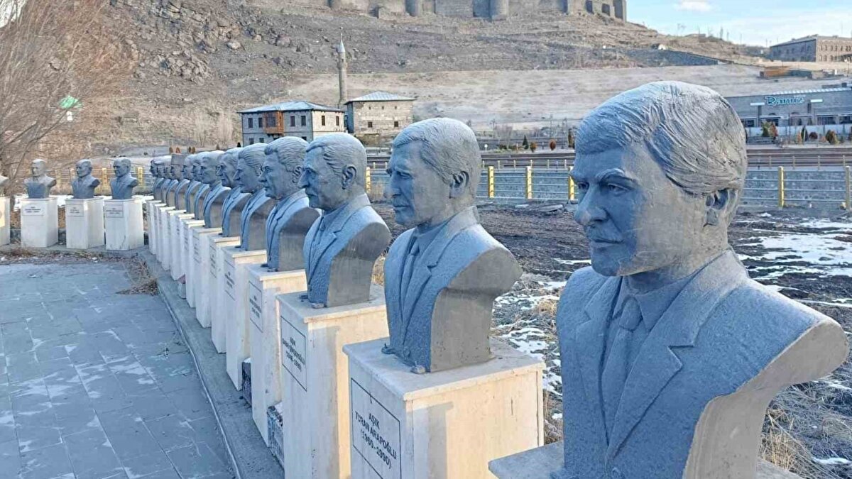 Kars Çayı kısa sürede buzla kaplandı<br><br>Dondurucu hava nedeniyle Kars Çayı’nın yüzeyi bir gün gibi kısa bir sürede tamamen buzla kaplandı. Ortaya çıkan manzara, Doğu Anadolu’da kış şartlarının ne denli ağır geçtiğini bir kez daha gösterdi. Kentte nehir ve su kanallarında don olayları dikkat çekti.